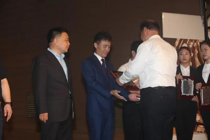 师范大学法学院为我所颁发“社会捐助纪念牌”