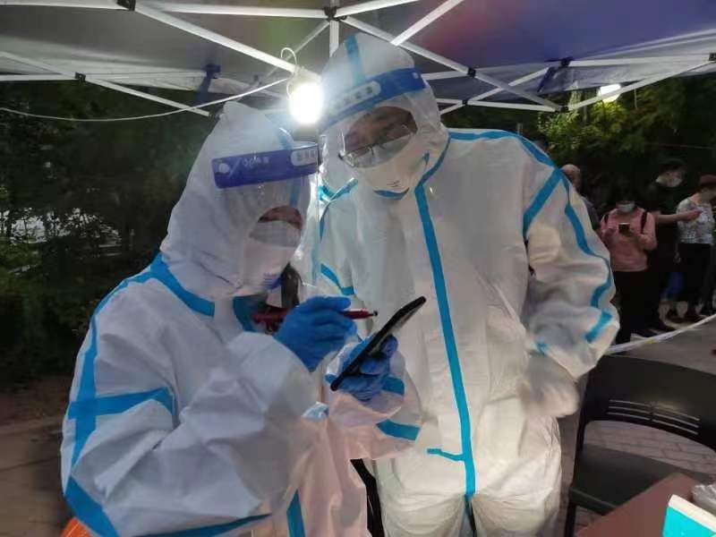 防护服里的汗水，是他们“战斗”的印记